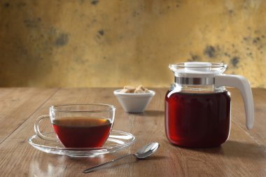 Kahve fincanı ahşap masada.