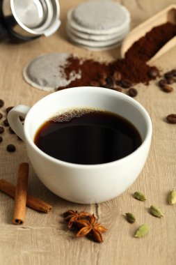 Kahve fincanı ahşap masada.