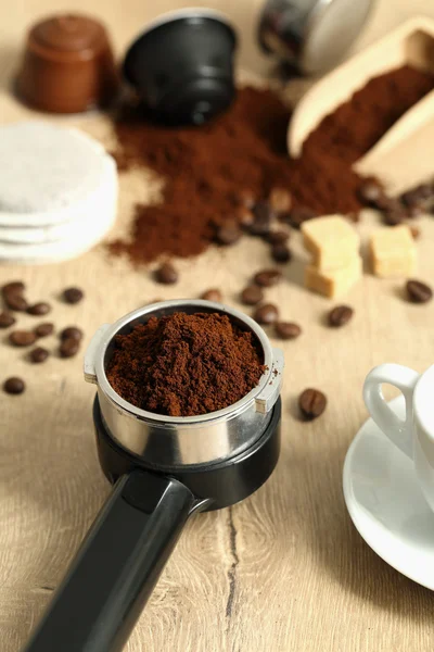Kávový prášek pro přípravu šálku espressa — Stock fotografie