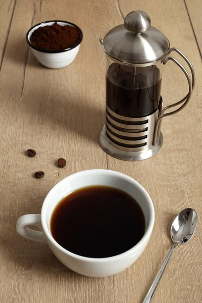 Kaffeetasse auf Holztisch — Stockfoto