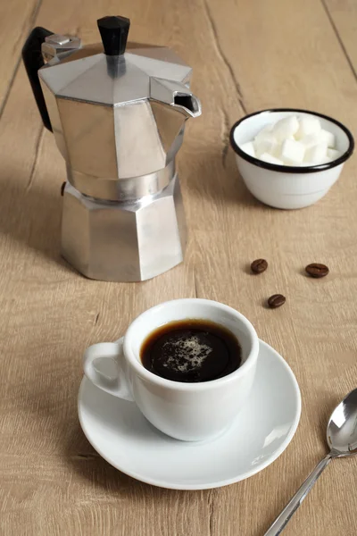 Kaffeetasse auf Holztisch — Stockfoto