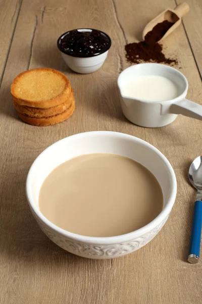 Mleko kawa kubek tło drewna — Zdjęcie stockowe
