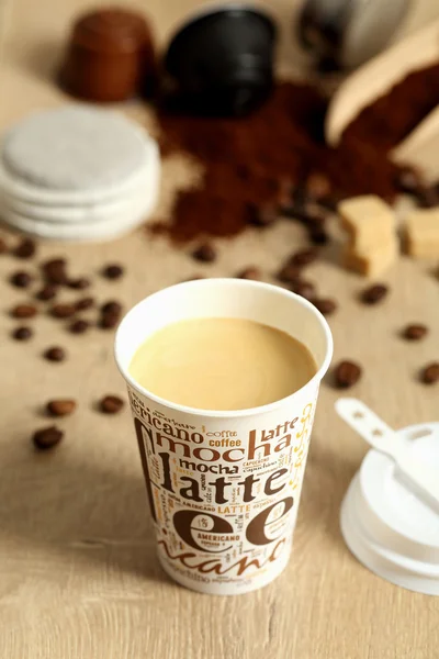 Kávu, mléko poháru dřevěné pozadí — Stock fotografie