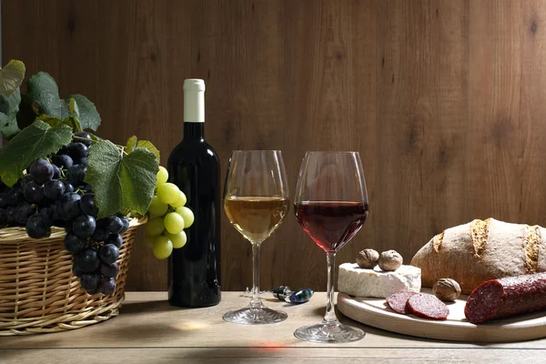 Due bicchieri di vino bianco e rosso — Foto Stock