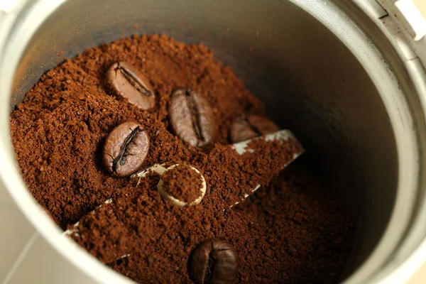 Café en polvo para la preparación de la taza de café expreso — Foto de Stock