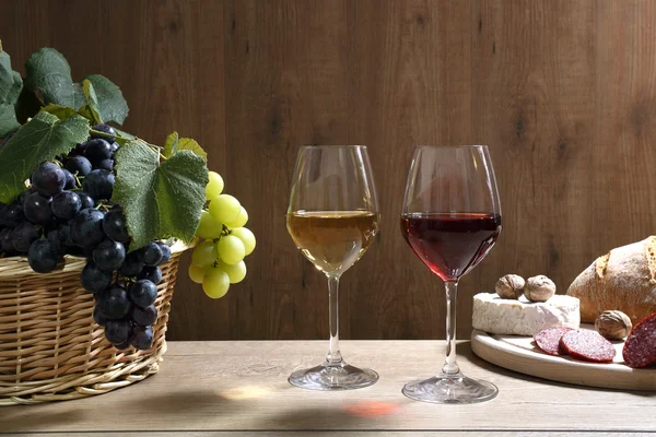 Dos copas de vino blanco y tinto — Foto de Stock