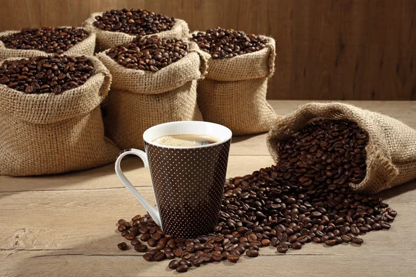 Kaffe mjölk cup trä bakgrund — Stockfoto