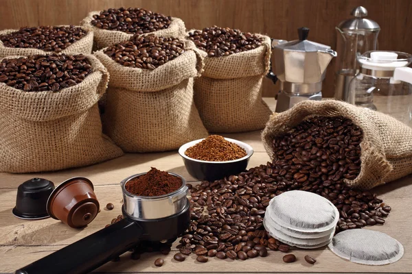 分类的咖啡豆和粉背景 — 图库照片
