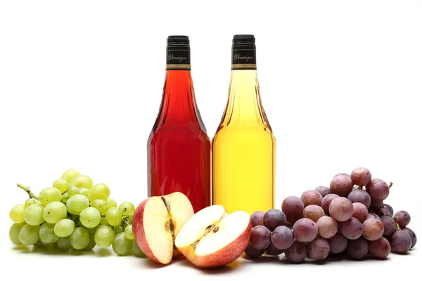 Flaska vinäger vit bakgrund — Stockfoto