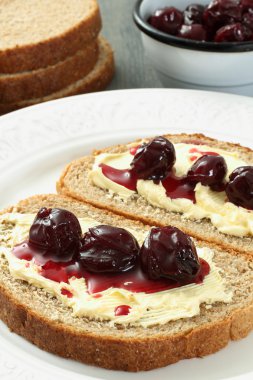 Kiraz reçeli ekmek üzerinde