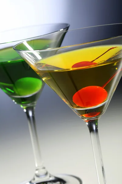 Kleurrijke cocktails in wijnglazen — Stockfoto