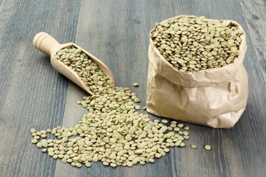 Bir çuval içinde yeşil mercimek