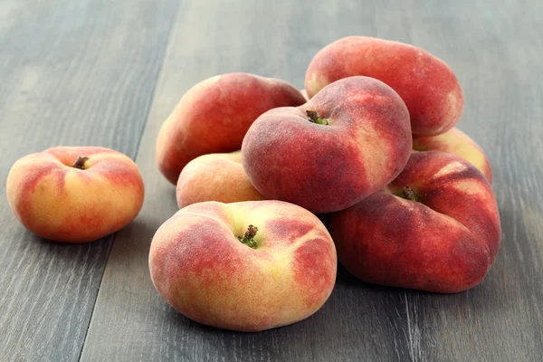 Frische saftige Pfirsiche — Stockfoto