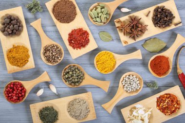 Çeşitli renkli otlar ve baharatlar