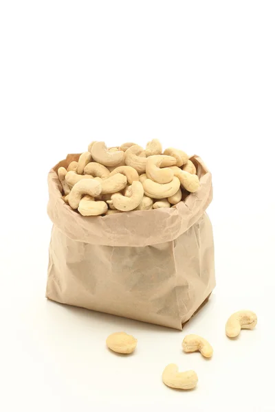 Орехи кешью в бумажном пакете — стоковое фото