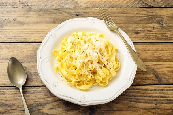 Ovanifrån italiensk pasta på rustika bord bakgrund — Stockfoto