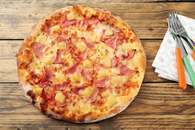 Üstten Görünüm Hawai pizza