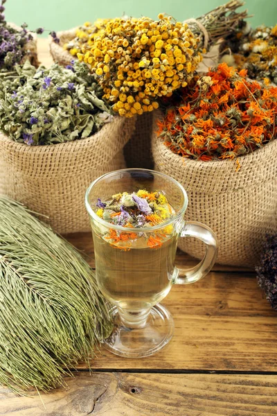 Tisana med medicinska örter och blommor — Stockfoto