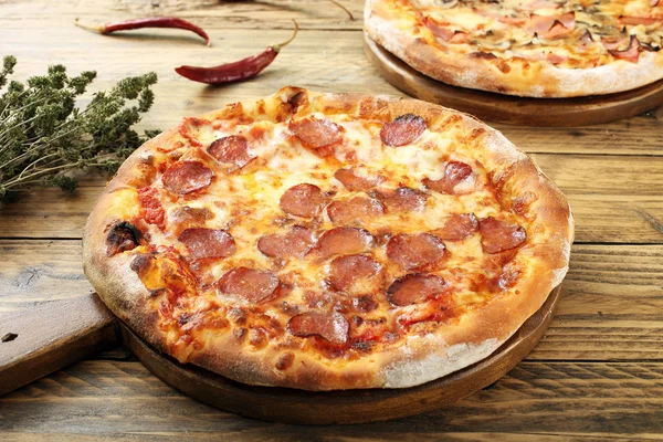 Pepperoni de pizza vista superior — Fotografia de Stock