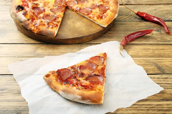 Rebanada de pepperoni pizza caliente —  Fotos de Stock