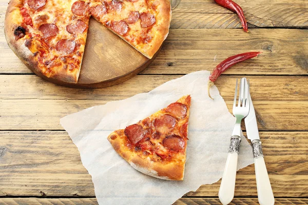 Üstten Görünüm pizza sucuk