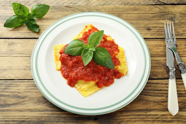 Arriba ver ravioles de pasta italiana con salsa de tomate —  Fotos de Stock