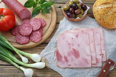 Dilimlenmiş salam, jambon ve taze sebze