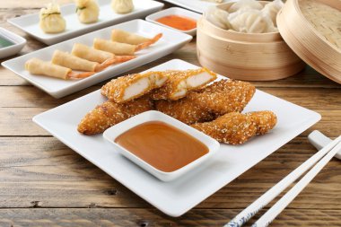 Kızarmış Asya gıda tavuk sosu ile