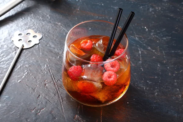 Cocktail met framboos en ijs — Stockfoto