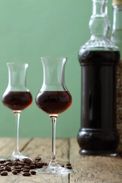 Två glas likör och kaffebönor — Stockfoto