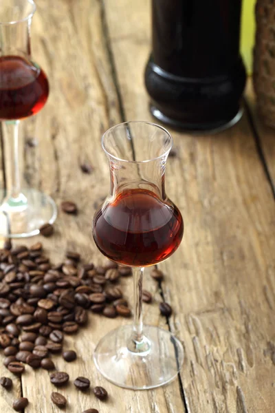 Dvě sklenice likéru a kávová zrna — Stock fotografie