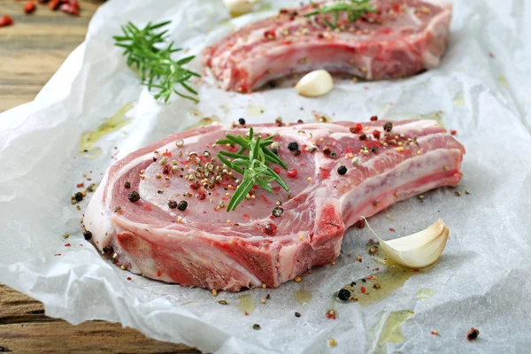 Filetes de chuleta de cerdo crudos — Foto de Stock