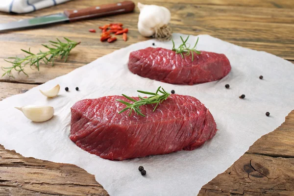Friss nyers marha steak, fűszerek — Stock Fotó
