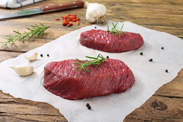 Filetes frescos de carne cruda con especias — Foto de Stock