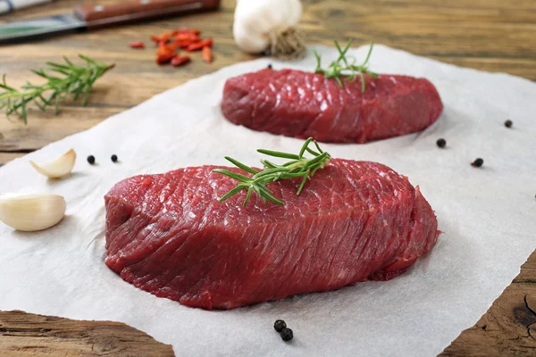 Filetes frescos de carne cruda con especias — Foto de Stock