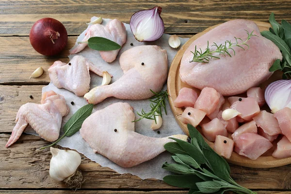 Nyers csirke hús gyógynövényekkel — Stock Fotó