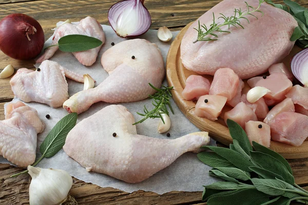 Carne di pollo cruda con erbe — Foto Stock