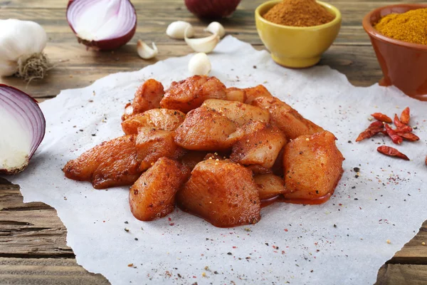 Rå kycklingbitar med kryddor — Stockfoto