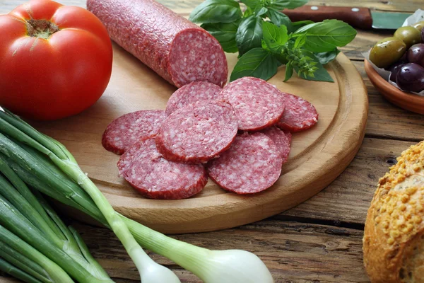 Sliced salami and fresh vegetables — Stock Photo, Image
