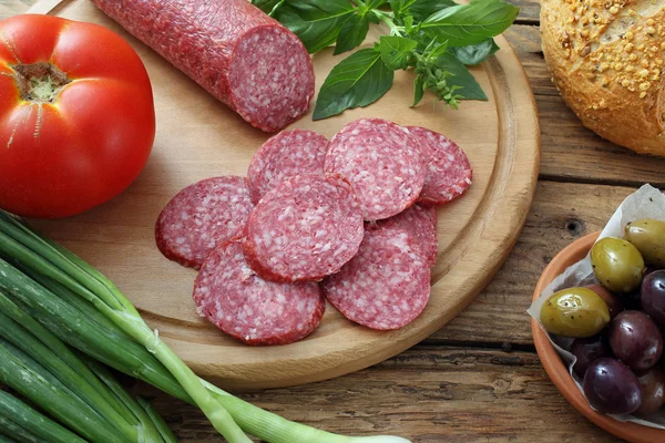 Sliced salami and fresh vegetables — Stock Photo, Image