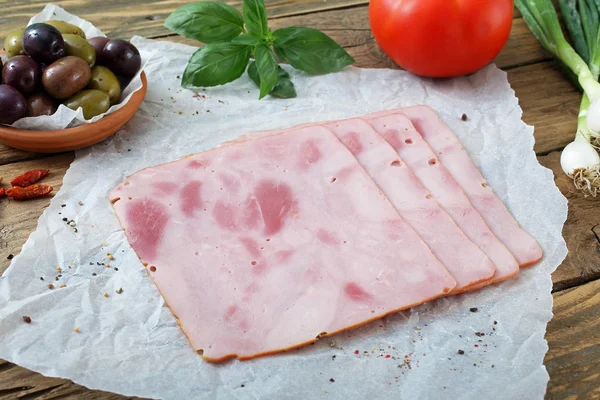 Jamón y verduras en mesa rústica —  Fotos de Stock