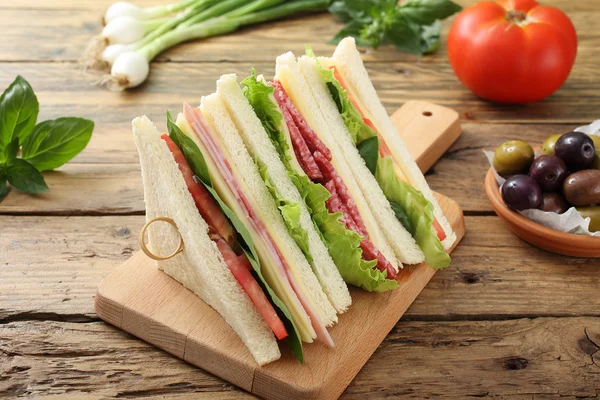 Nic pic Club sandwich z warzywami w rustykalnym stylu tabeli — Zdjęcie stockowe