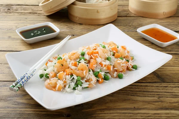 Comida asiática arroz con gambas y verduras — Foto de Stock