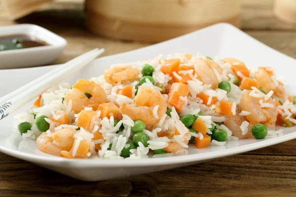 Riz asiatique avec crevettes et légumes — Photo