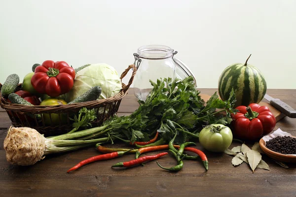 Verduras frescas sobre fondo rústico de mesa — Foto de Stock