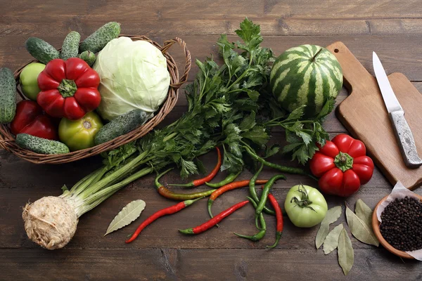 Bovenaanzicht groenten op rustieke tabelachtergrond — Stockfoto