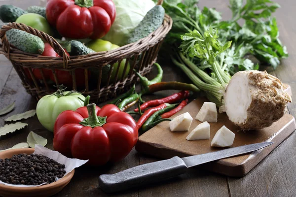 Verduras frescas sobre fondo rústico de mesa — Foto de Stock