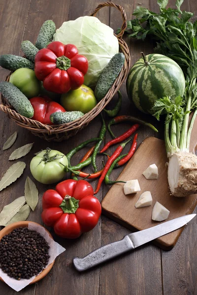 Verduras frescas sobre fondo rústico de mesa — Foto de Stock