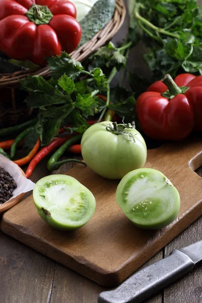 Frische grüne Tomaten — Stockfoto