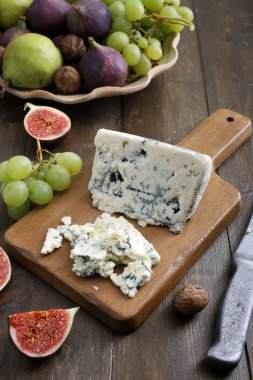 ahşap zemin üzerinde mavi peynir